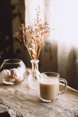 Pastel bej tonlu sabah kahvesi. Mutfak davet ediliyor.