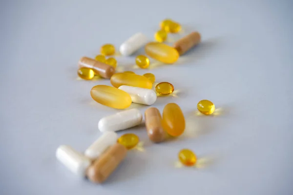 Gel jaune gel transparent capsules nutraceutiques de vitamine d ou oméga 3 dans la cuillère. — Photo