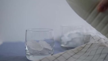 Moda Dalgona kahvesi hazırlığı. Süt dök.