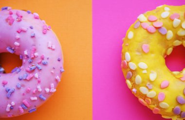 Renkli arka planda iki şekerli donut..