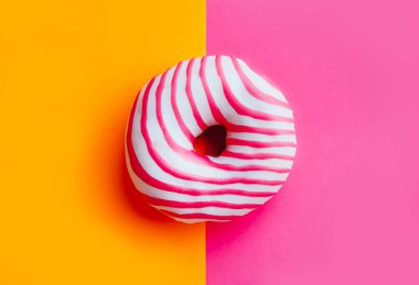 Renkli arka planda iki şekerli donut..