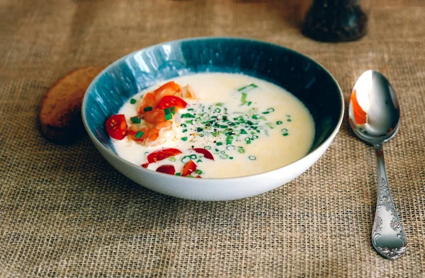Cream cheese seafood soup with shrimps and tomato. — Stock Photo, Image