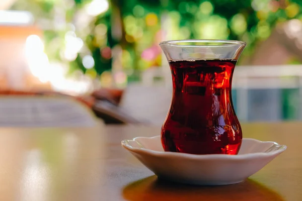 Taza tradicional de té turco en la mesa. — Foto de Stock