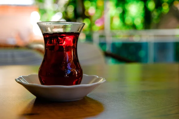 Taza tradicional de té turco en la mesa. — Foto de Stock