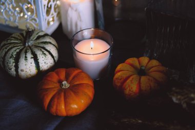 Mumlar ve pompalama ile sıcacık sonbahar ev dekorasyonu.