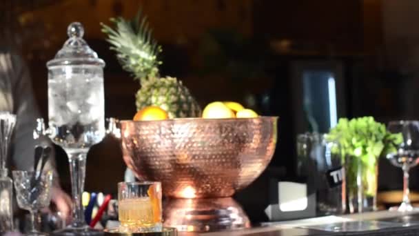 Koktail dan buah-buahan di teras bar dengan bartender bergerak di backround — Stok Video