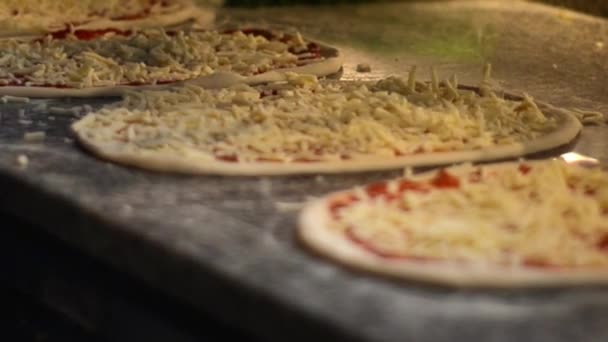 Cook está poniendo los ingredientes en la pizza — Vídeos de Stock