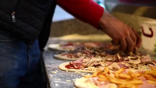 Preparación de la pizza estableciendo los ingredientes — Vídeos de Stock