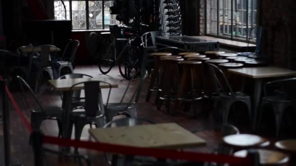 Pusty zamknięty bar z powodu pandemii koronawirusa — Wideo stockowe