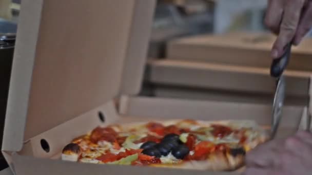 Rebanando pizza en una caja lista para la entrega — Vídeos de Stock