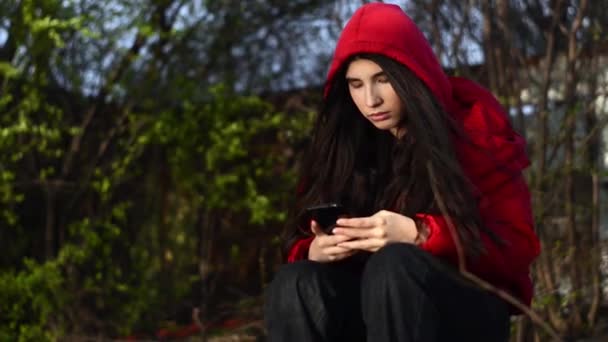 Cute teenager Zwoje i typu Smartphone — Wideo stockowe
