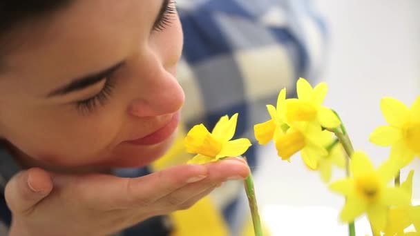 jaro, Žena v zahradě doteky a voní Narcis