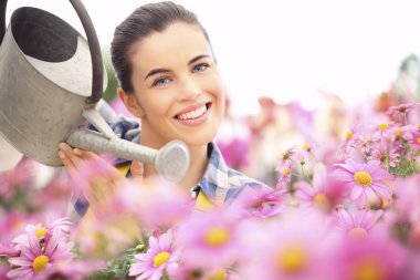 Bahar kadın papatya çiçek su ile bahçede gülümseyen