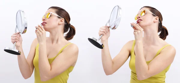 Kul kvinna med läppstift och spegel, glada isolerad på vit — Stockfoto