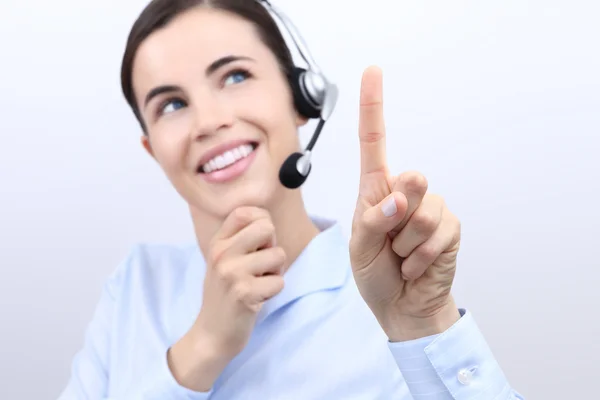 Póngase en contacto con nosotros, mujer operador de servicio al cliente con auriculares, toque — Foto de Stock