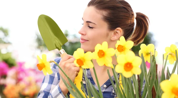 Frühlingsfrau im Garten mit Werkzeug in der Hand — Stockfoto