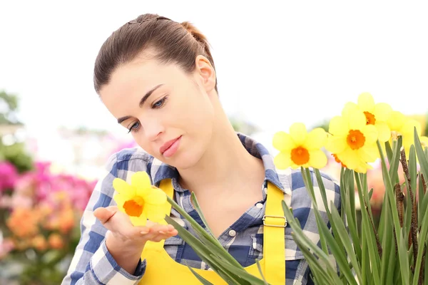 Mujer de primavera en el jardín con narciso — Foto de Stock