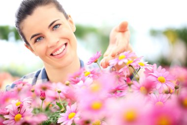 gülümseyen kadın papatya Çiçek bahçesinde Bahar,
