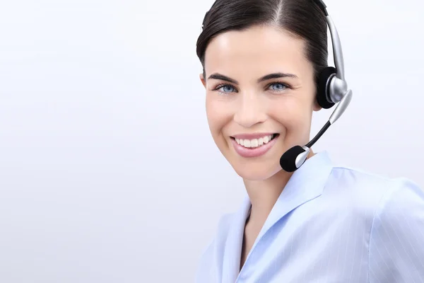 Entre em contato conosco, mulher operador de atendimento ao cliente com fone de ouvido sorrindo — Fotografia de Stock