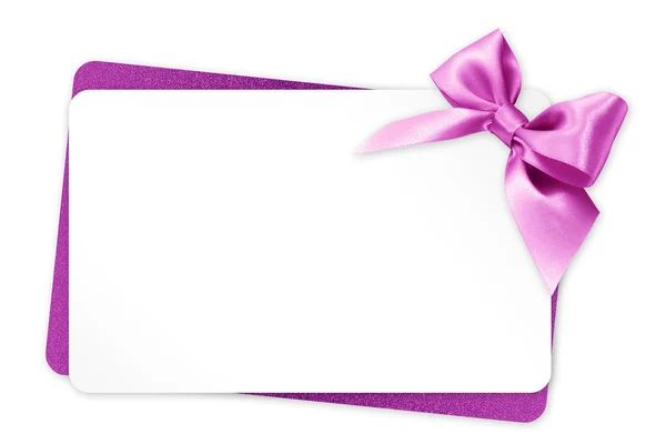 Karta podarunkowa z różową wstążką łuku izolowany na białym tle — Zdjęcie stockowe