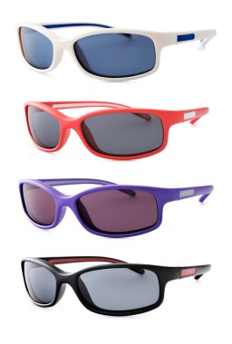 Beyaz arka planda çeşitli renklerde izole spor güneş gözlüğü