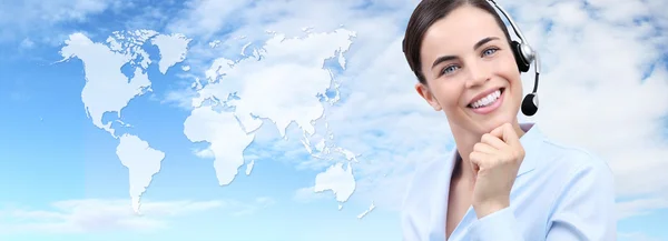 Zákazníkům služby operátor žena s headsetem usměvavý, Světová mapa — Stock fotografie