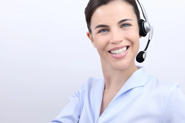 Зв'яжіться з нами, оператор обслуговування клієнтів жінка з гарнітурою посміхається — стокове фото