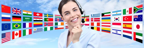 Póngase en contacto con nosotros, mujer operador de servicio al cliente con auriculares sonriendo —  Fotos de Stock