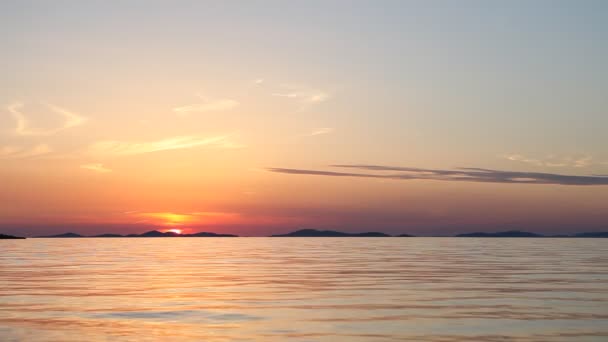 Pôr do sol sobre o mar — Vídeo de Stock