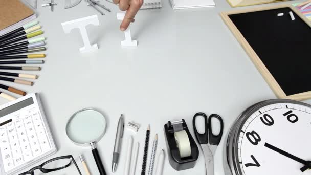 Temps d "étudier, Ecrire du texte à la main sur le bureau plein de papeterie — Video