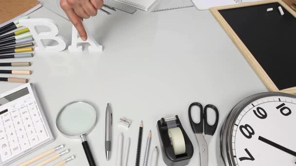 Terug naar school, hand tekst schrijven op het Bureau met briefpapier — Stockvideo