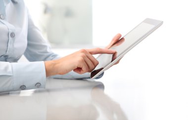 perde tablet dokunmadan el