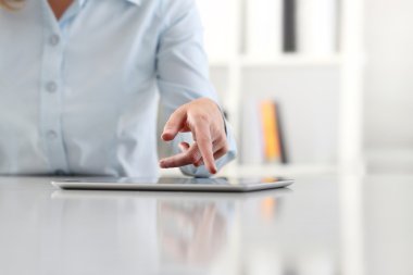 Tablet üstünde okul sırası dokunmadan el