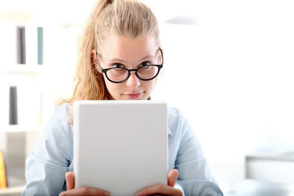 Frau mit Tablet in der Hand — Stockfoto