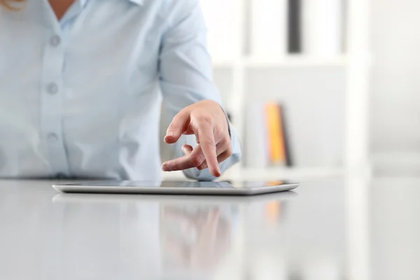 Tablet mit der Hand auf dem Desktop berühren — Stockfoto