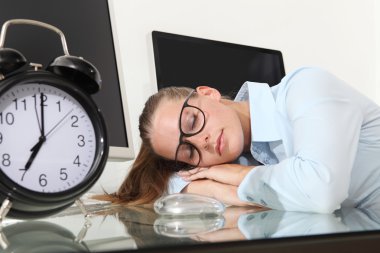 Ofis Büro çalışmalarında tarih ile Saat uyuyan kadın
