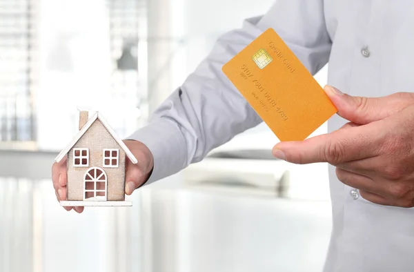 Mani con casa e carta di credito, comprare concetto di casa — Foto Stock