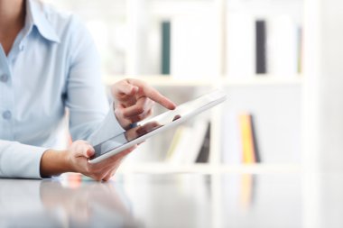 perde tablet dokunmadan el