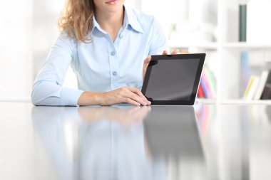 Masa başında oturan kadın gösteren tablet
