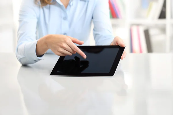 Hand touching screen tablet — Stock Photo, Image