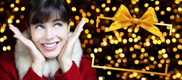 Mujer con marco de caja de Navidad en fondo de luces doradas —  Fotos de Stock