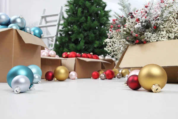 Albero Natale Scatole Cartone Piene Palle Natale Decorazioni Preparazione Concetto — Foto Stock