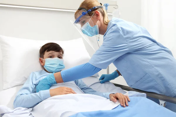 Sjuksköterska Tar Hand Patienten Barn Sjukhussäng Bär Skyddsmasker Corona Virus — Stockfoto