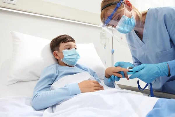 Enfermeira Com Oxímetro Pulso Criança Paciente Cama Hospital Usando Máscara — Fotografia de Stock