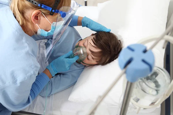 Enfermeira Cuida Criança Paciente Cama Hospital Brincando Com Ursinho Pelúcia — Fotografia de Stock