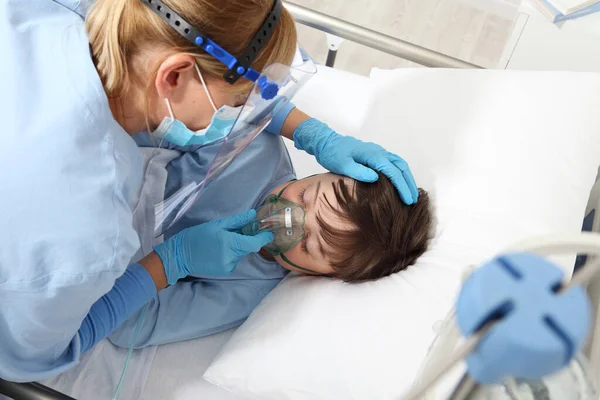Pielęgniarka Zajmuje Się Pacjentem Dziecka Łóżku Szpitalnym Bawiąc Się Misiaczkiem — Zdjęcie stockowe