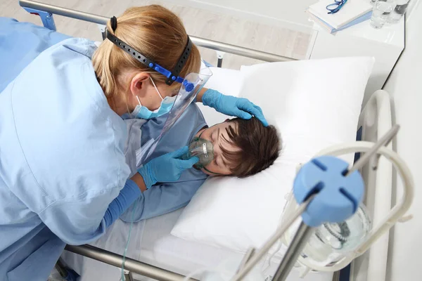 Verpleegster Zorgt Voor Het Patiënt Kind Het Ziekenhuis Bed Spelen — Stockfoto