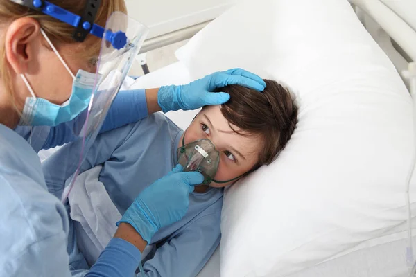 Nővér Gondoskodik Beteg Gyermek Kórházi Ágyban Játszik Plüssmackó Visel Védő — Stock Fotó