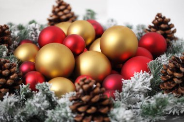 Mutlu noeller, kırmızı ve altın toplar, kozalak ve köknar dalları, tebrik kartı şablonu olarak kullanışlı