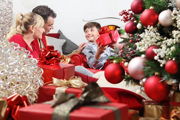Vrolijk Kerstfeest Gelukkig Gezin Thuis Ouders Die Hun Kind Bij — Stockfoto